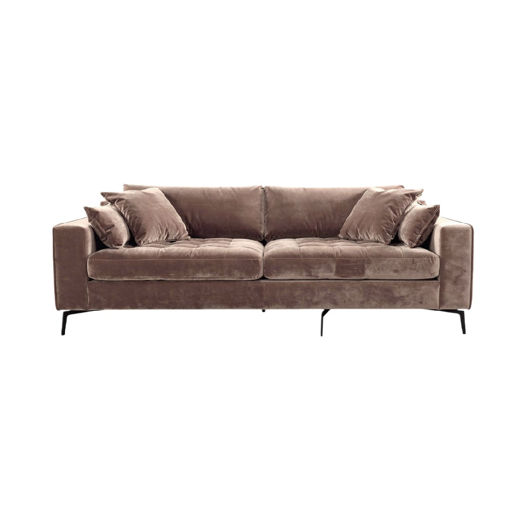 **Sofa w kolorze brązowym z poduszkami**